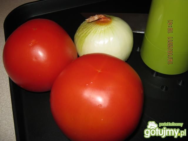 Pomidory z cebulą na przekąskę.