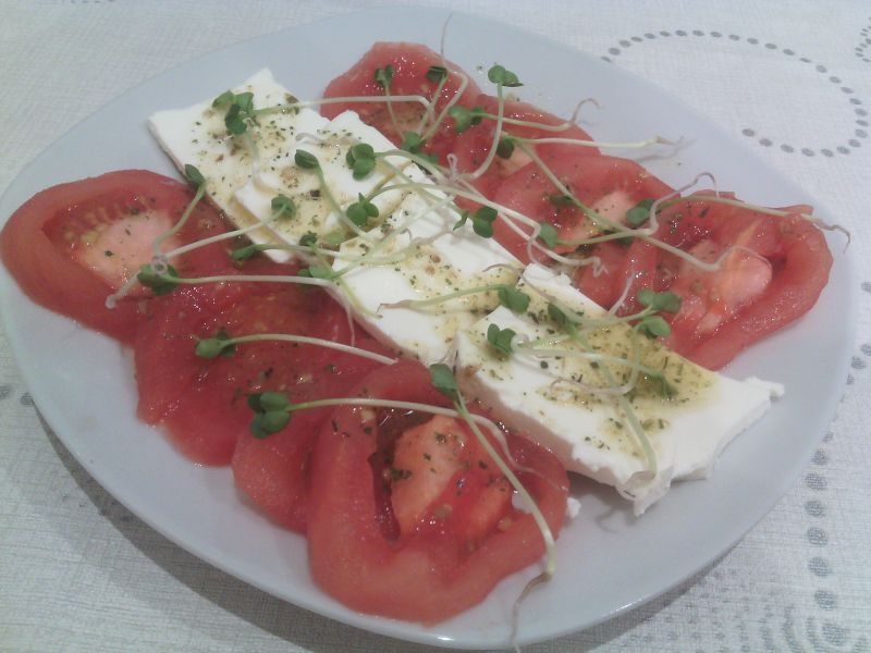 Pomidory z fetą i kiełkami