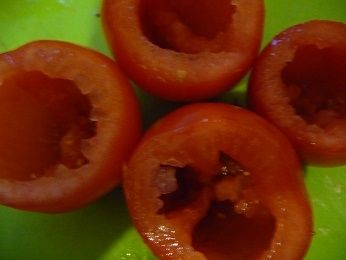 Pomidory z grilla faszerowane makaronem z boczkiem