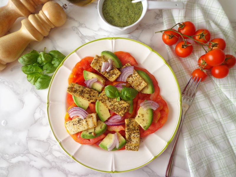 Pomidory z grillowanym tofu, awokado i pesto Pomidory z grillowanym tofu, awokado i pesto