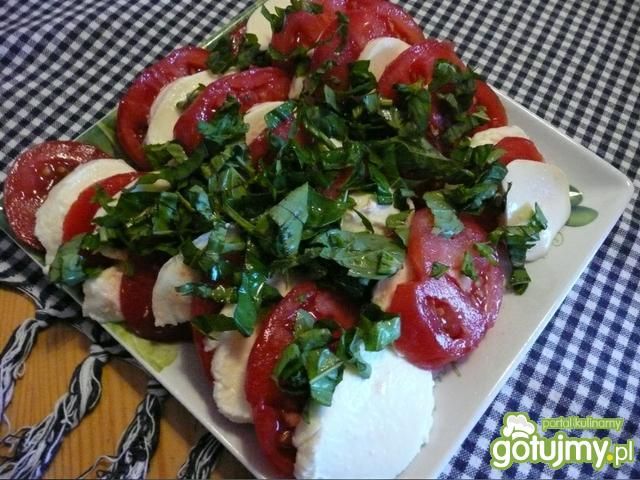 Pomidory z mozzarellą i bazylią