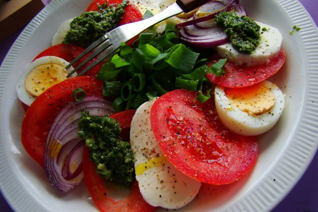 Pomidory z mozzarellą i jajkiem