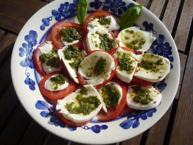 Pomidory z mozzarellą i pastą bazyliową Pomidory z mozzarellą i pastą bazyliową
