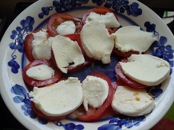 Pomidory z mozzarellą i pastą bazyliową