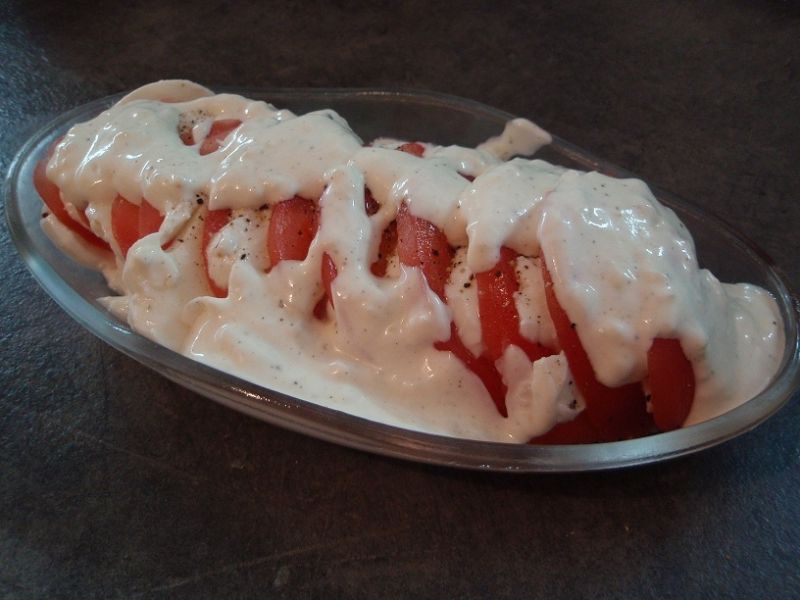 Pomidory z mozzarellą i sosem czosnkowym Pomidory z mozzarellą i sosem czosnkowym