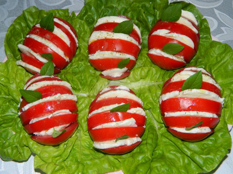 Pomidory z mozzarellą na sałacie Pomidory z mozzarellą na sałacie
