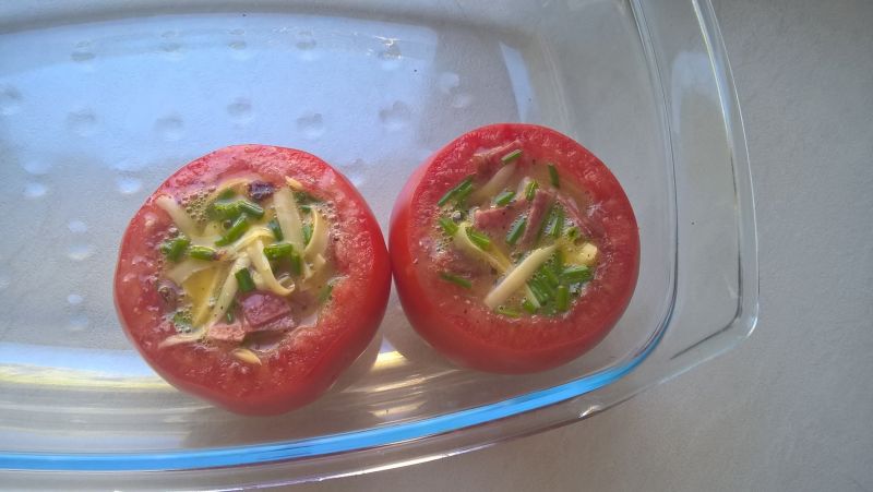 Pomidory zapiekane z jajkiem i salami