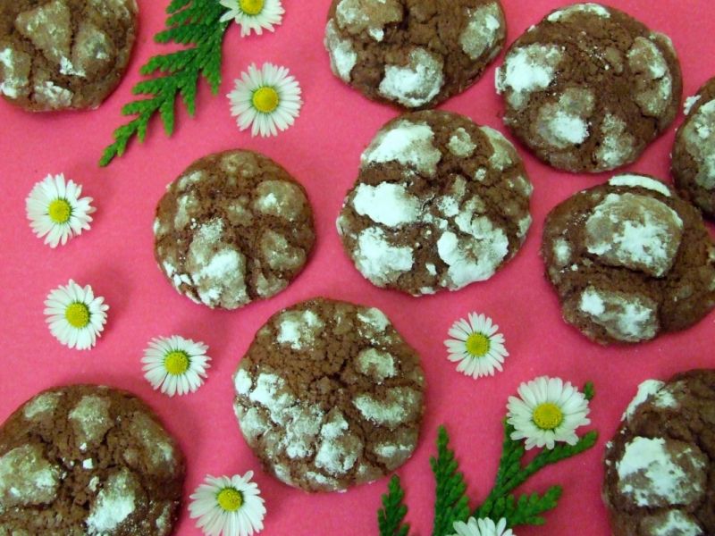 Popękane ciasteczka czekoladowe