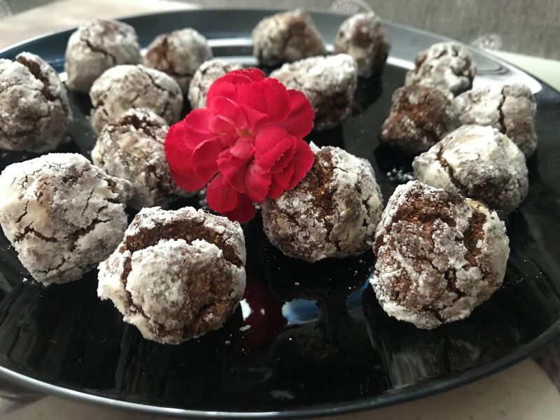 Popękane ciasteczka czekoladowo-kokosowe