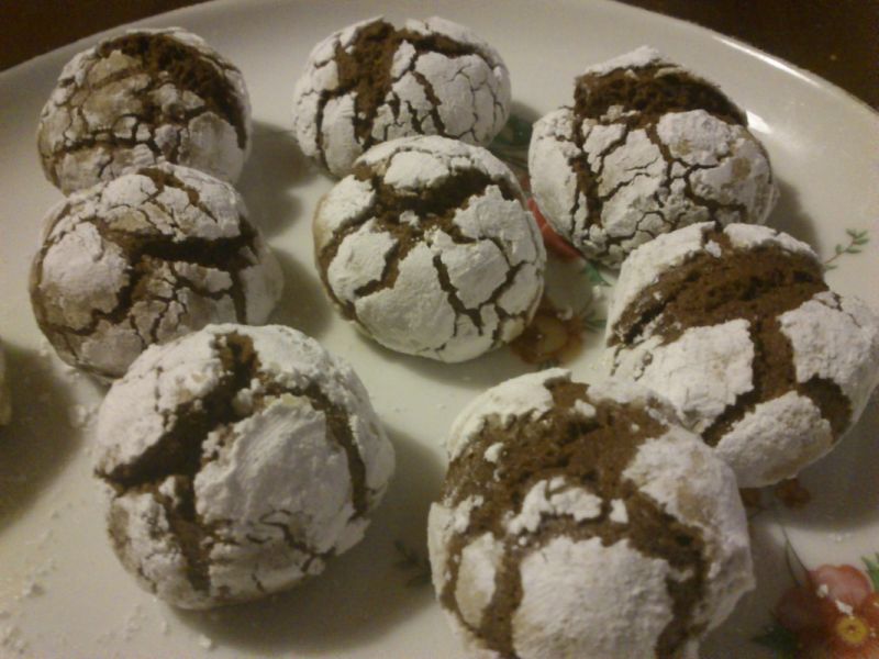 Popękane ciasteczka kakaowo - wiśniowe