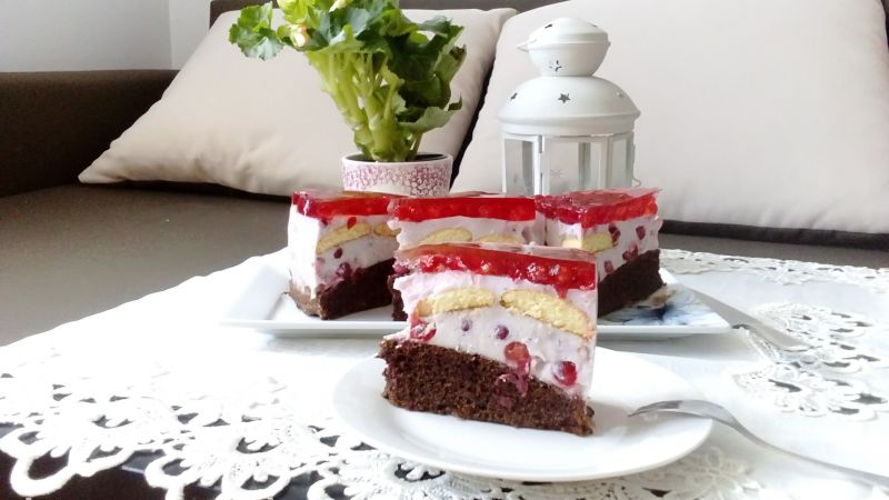 Porzeczkowa eksplozja na murzynku bez tłuszczu