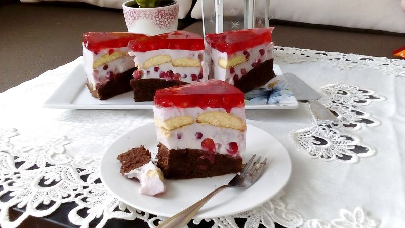 Porzeczkowa eksplozja na murzynku bez tłuszczu