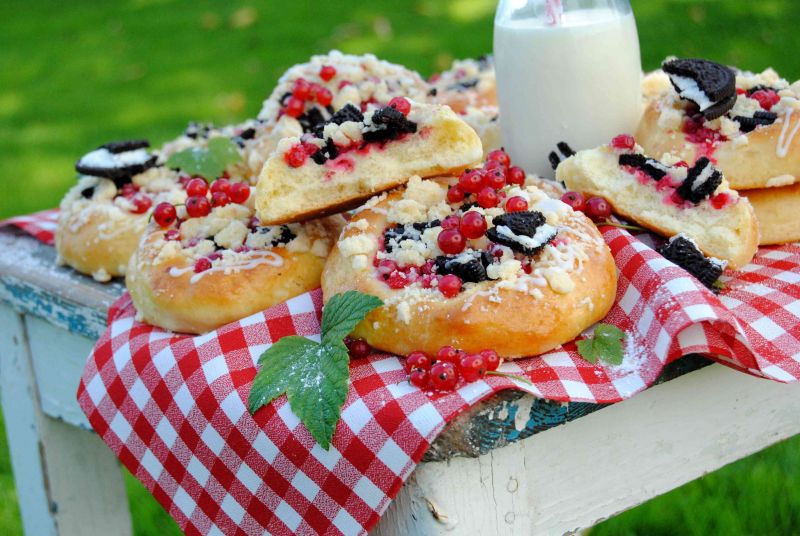 Porzeczkowe drożdżówki z oreo Porzeczkowe drożdżówki z oreo