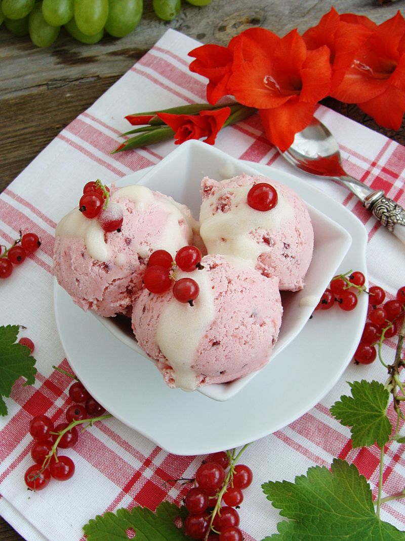 Porzeczkowe lody z winną pianką Porzeczkowe lody z winną pianką