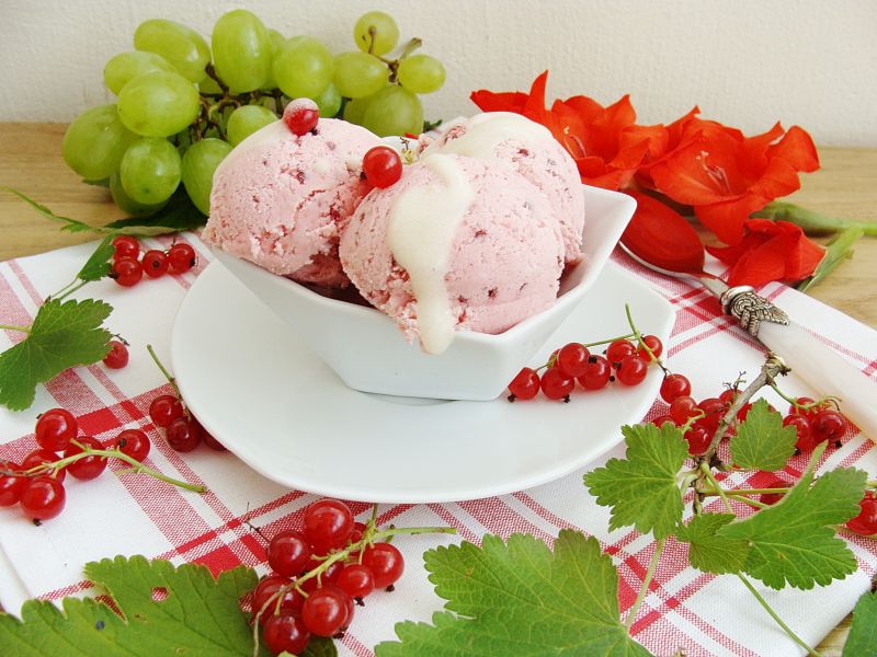 Porzeczkowe lody z winną pianką Porzeczkowe lody z winną pianką