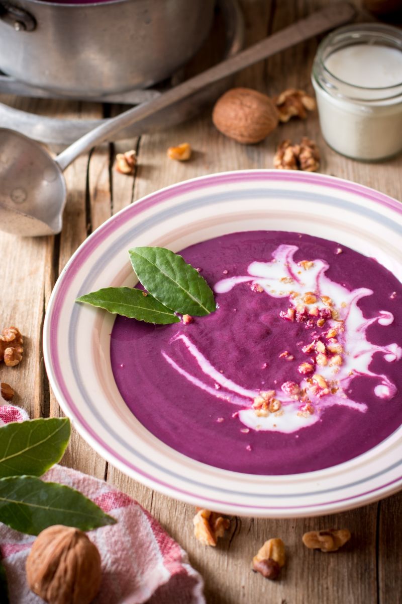 Porzeczkowy chłodnik z orzechami włoskimi i mleczk Porzeczkowy chłodnik z orzechami włoskimi i mleczk