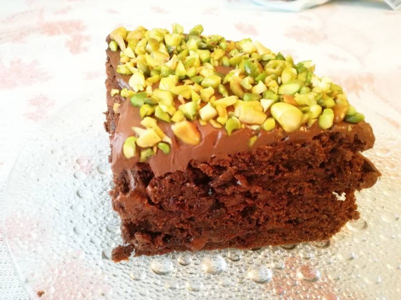Porzeczkowy tort czekoladowy z pistacjami