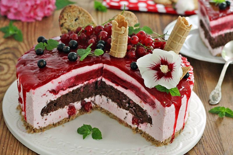 Porzeczkowy tort z glazurą 