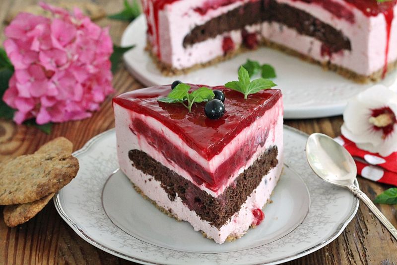 Porzeczkowy tort z glazurą 