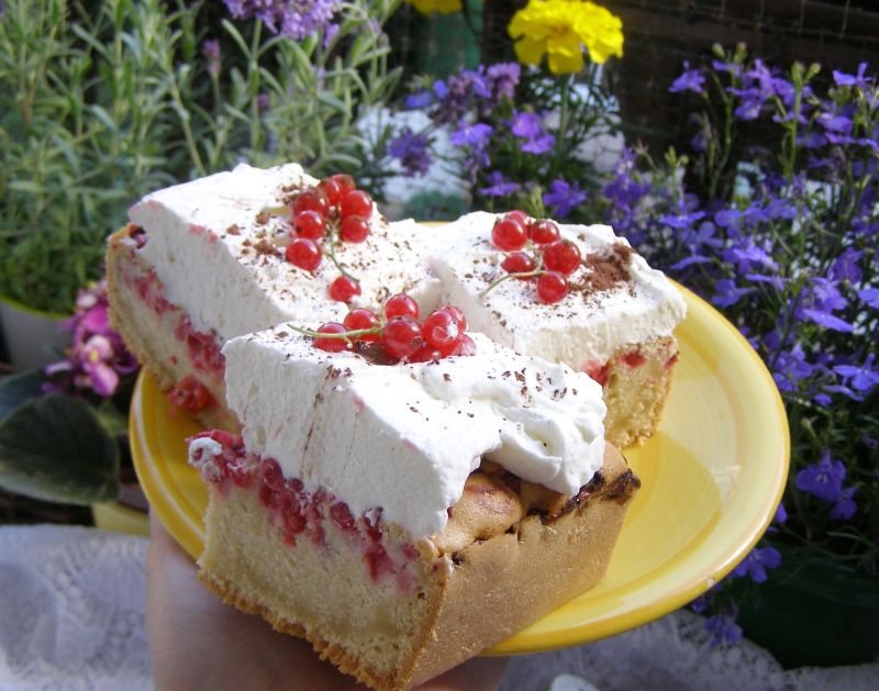 Porzeczkowy ucieraniec z bitą śmietaną