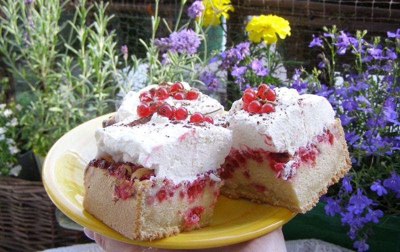 Porzeczkowy ucieraniec z bitą śmietaną