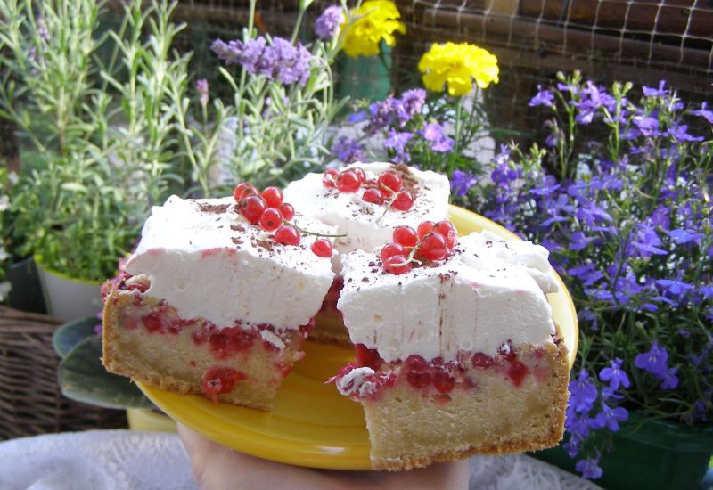 Porzeczkowy ucieraniec z bitą śmietaną