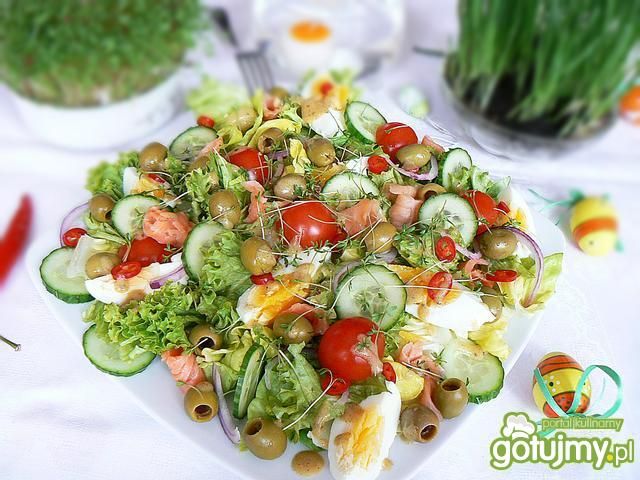 Poświąteczna sałatka z jajem i łososiem