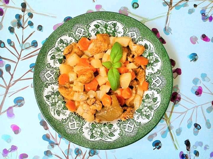 Potrawka drobiowa z kalarepką i marchewką Potrawka drobiowa z kalarepką i marchewką