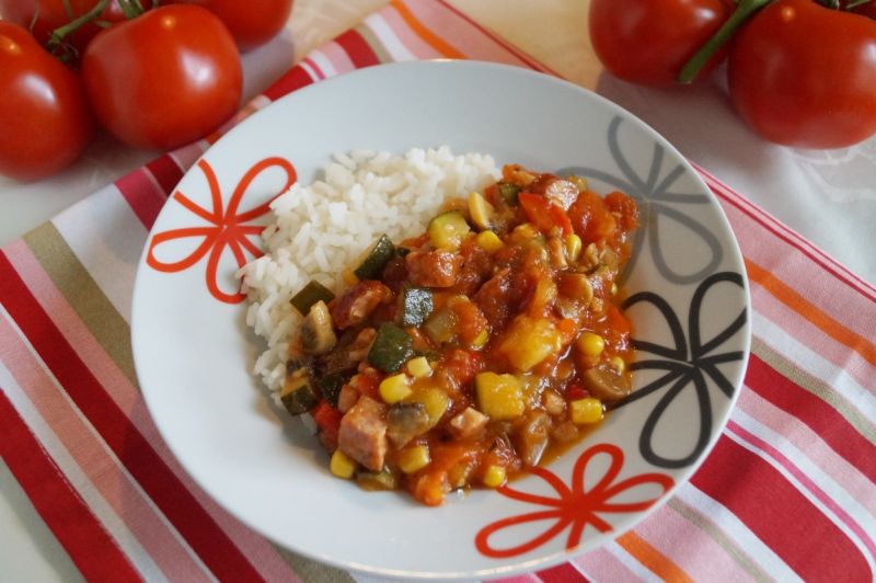 Potrawka warzywna z kiełbasą i boczkiem
