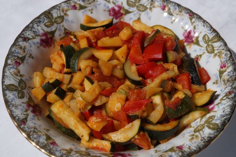 Potrawka warzywna z pomidorem i jabłkiem