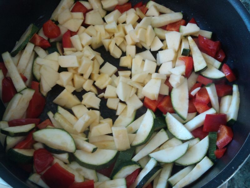 Potrawka warzywna z pomidorem i jabłkiem