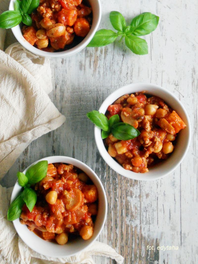 Potrawka z ciecierzycą, pieczarkami i kukurydzą