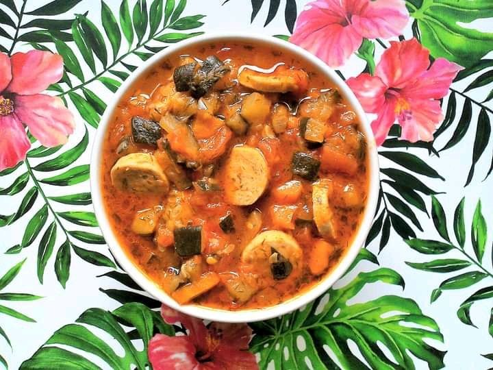 Potrawka z cukinii z białą kiełbasą i pomidorami Potrawka z cukinii z białą kiełbasą i pomidorami