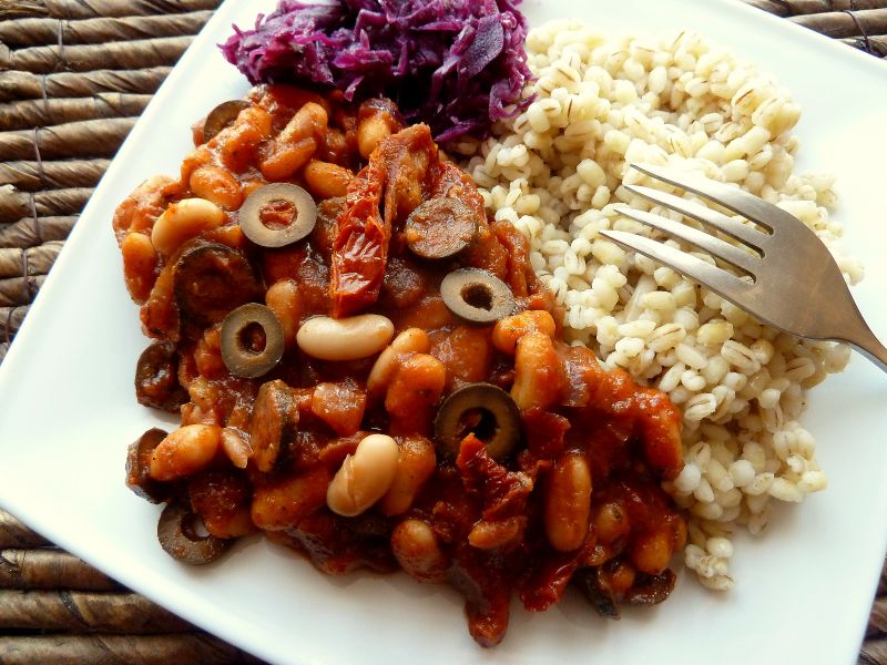 Potrawka z fasolki konserwowej z pomidorami