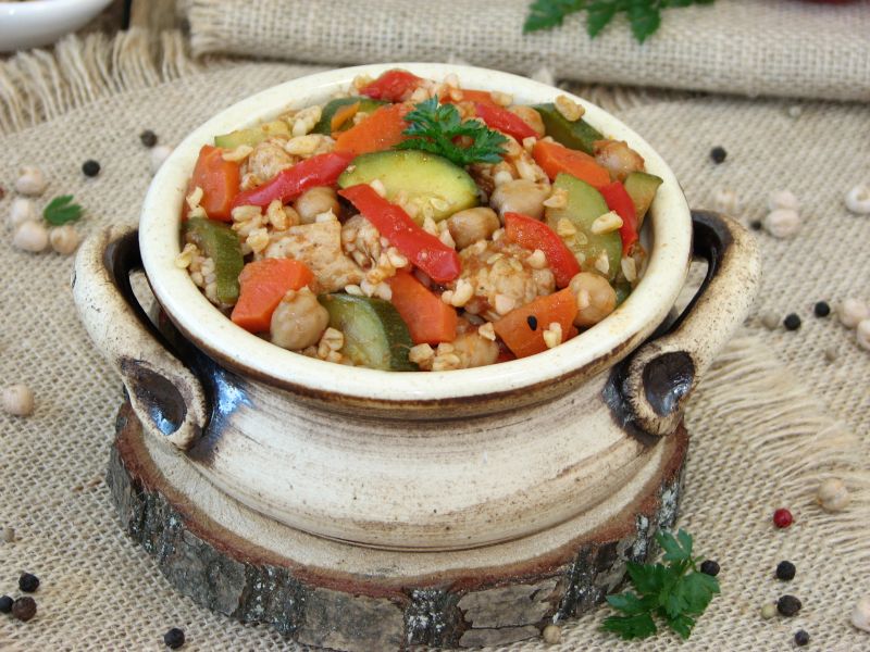 Potrawka z indyka z warzywami i kaszą bulgur 