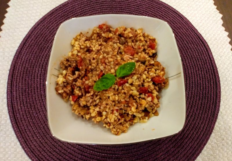 Potrawka z kaszą bulgur, mięsem mielonym i papryką