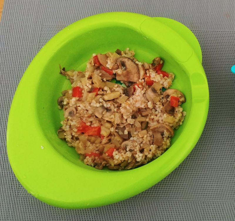 Potrawka z kaszą owsianą z pieczarkami i warzywami