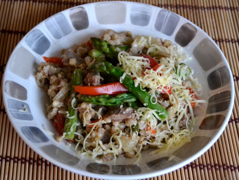 Potrawka z kaszą, szparagami oraz  jagnięciną