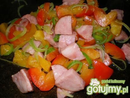 Potrawka z kiełbasy, papryki i pory