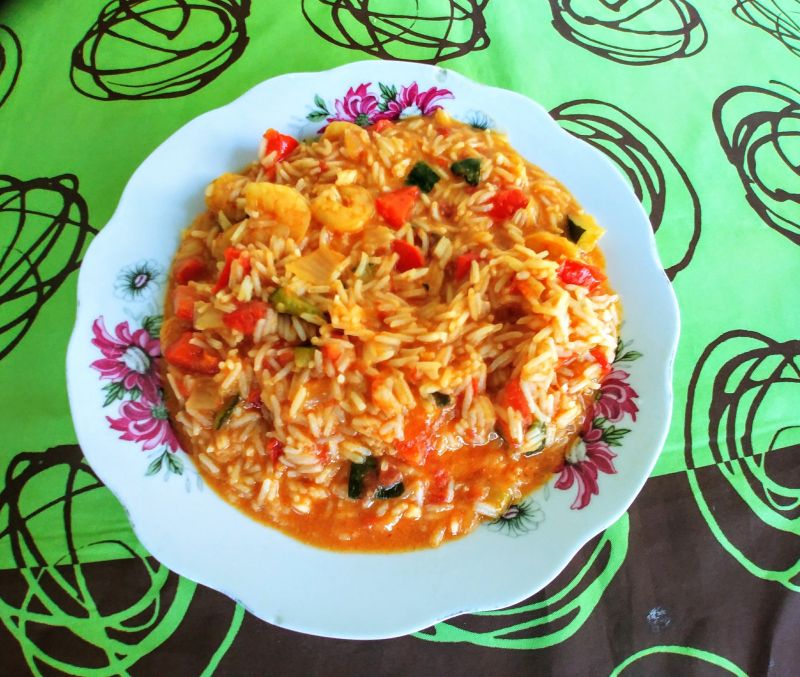 Potrawka z krewetkami w sosie pomidorowym