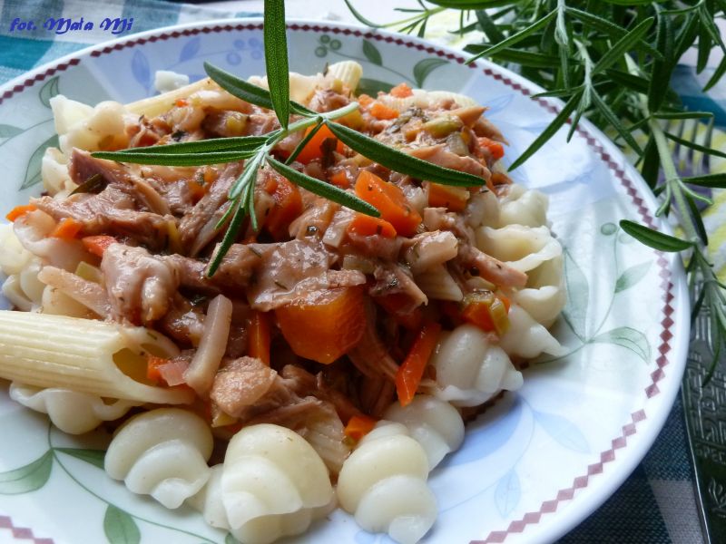 Potrawka z królika ze świeżym rozmarynem