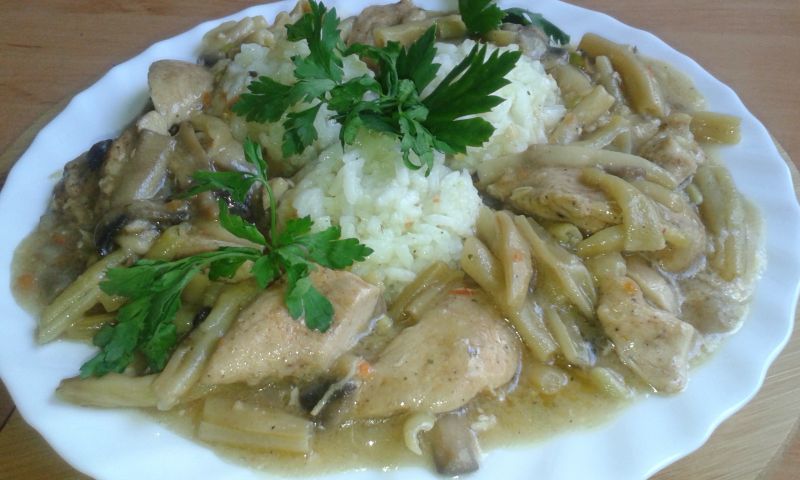 Potrawka z kurczaka, fasolki, pieczarek z ryżem  Potrawka z kurczaka, fasolki, pieczarek z ryżem