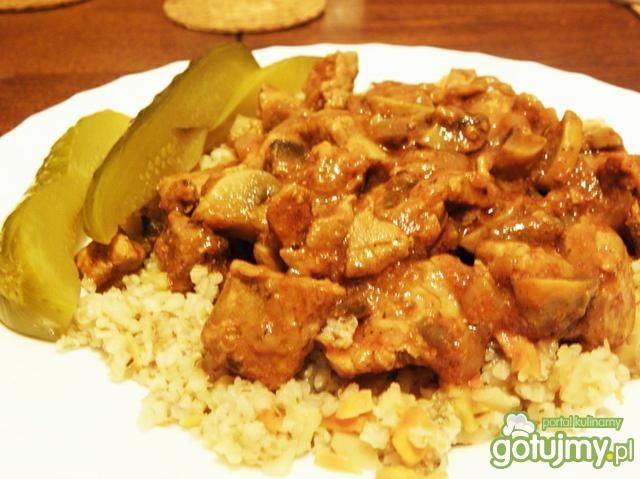 Potrawka z kurczaka i pieczarek.