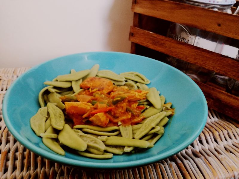 Potrawka z kurczaka na zielonym makaronie