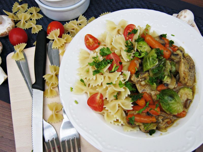 Potrawka z kurczaka z brukselką i mini marchewkami Potrawka z kurczaka z brukselką i mini marchewkami