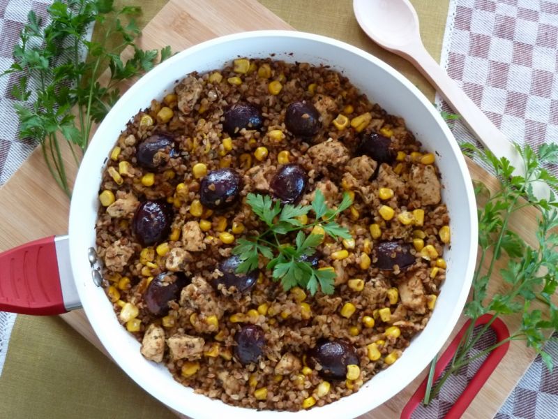 Potrawka z kurczaka z kaszą gryczaną i węgierkami