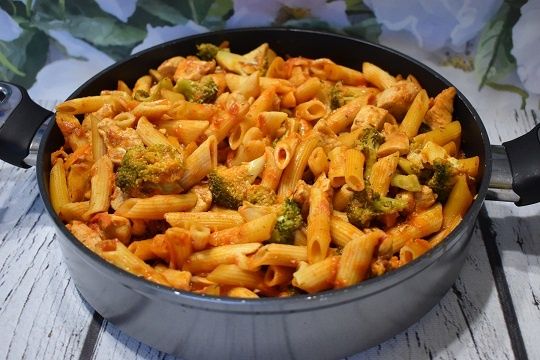 Potrawka z kurczaka z makaronem