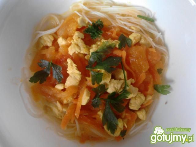 Potrawka z kurczaka z makaronem ryżowym