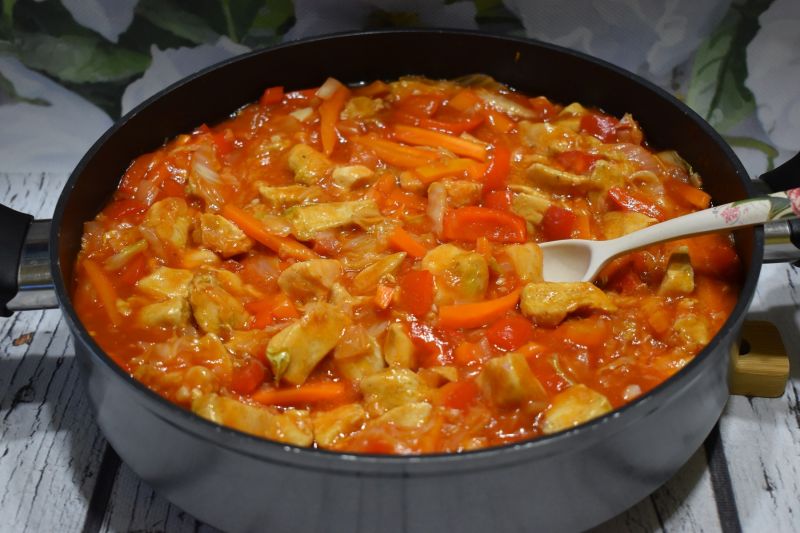 Potrawka z kurczaka z sosem ananasowym Potrawka z kurczaka z sosem ananasowym