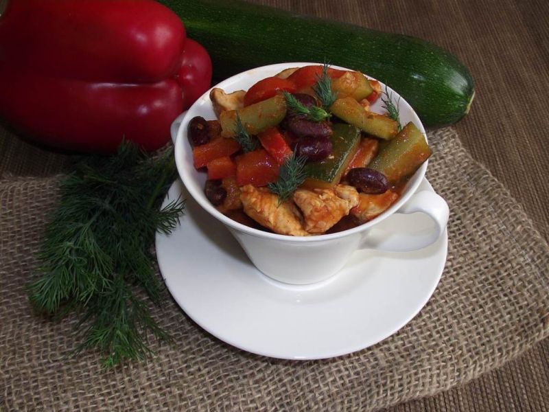 Potrawka z kurczaka z warzywami i fasolą